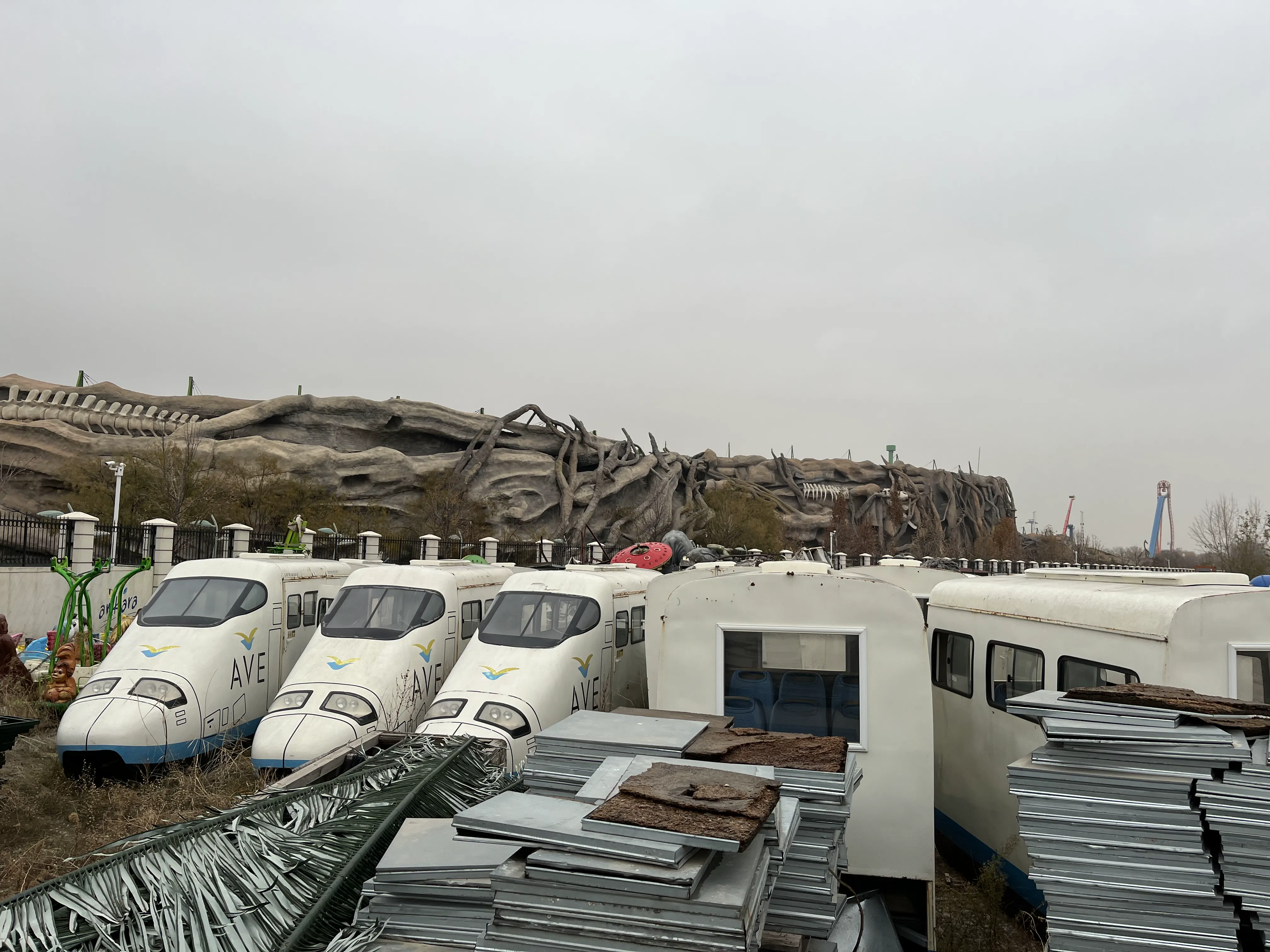 Monorail vagonları terk edilmiş halde